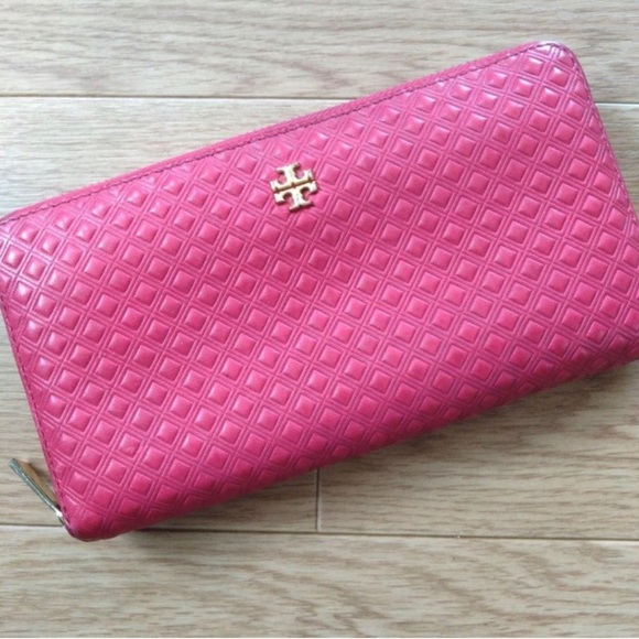 Tory Burch Handbags - Tory Burch Fuchsia Quilted Wallet